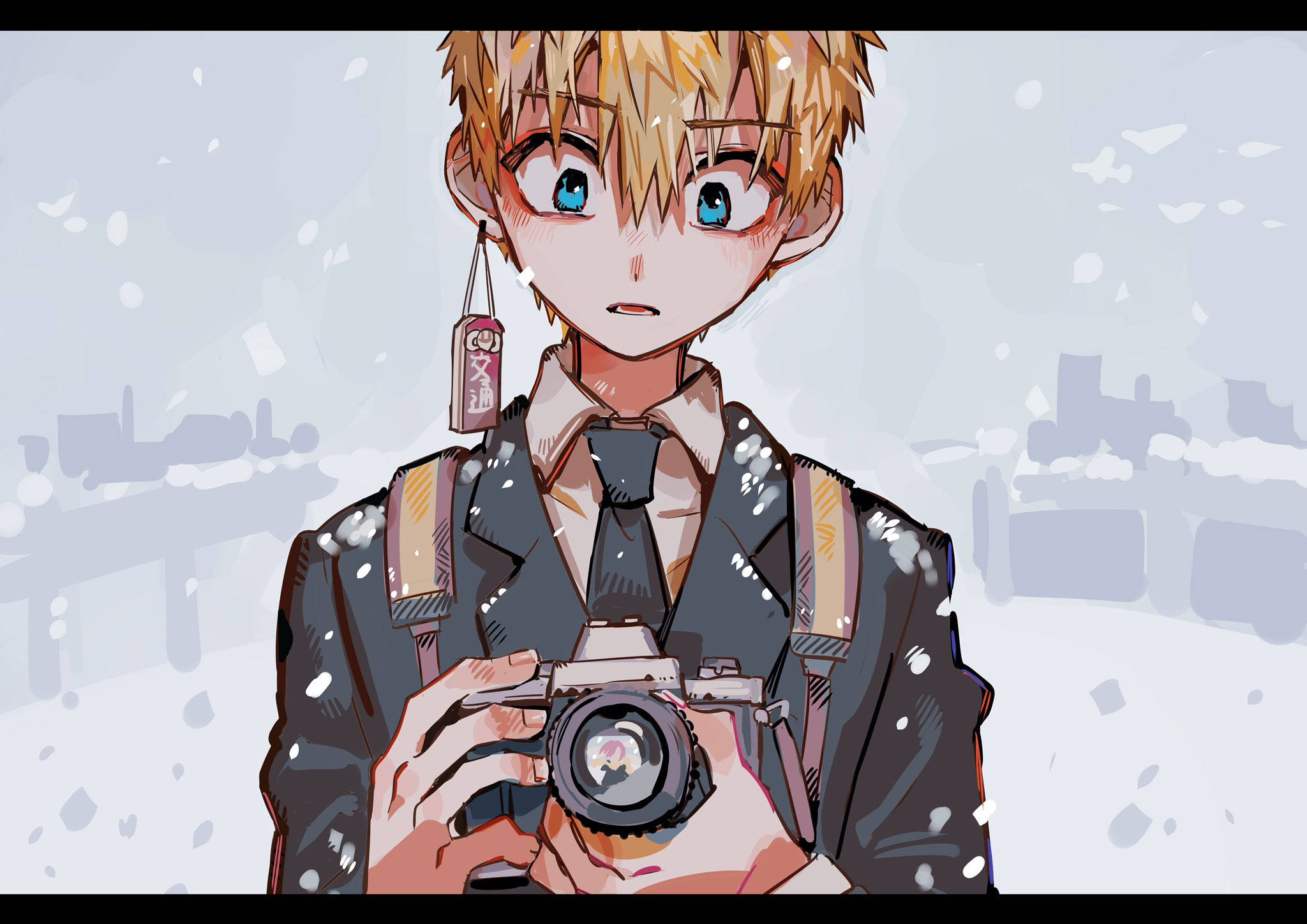 hanako 桌布 壁紙 — 一個驚訝的動漫男孩，金髮藍眼，在雪景城市中拿著相機。