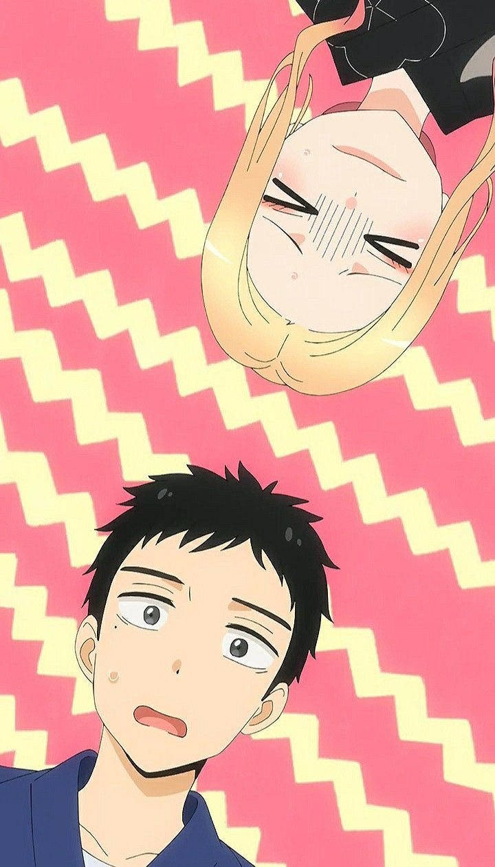 my 桌布 壁紙 — 一個驚訝的動漫男孩抬頭看著一個金髮女孩倒掛著，臉上帶著頑皮的笑容，背景是粉紅色鋸齒紋。