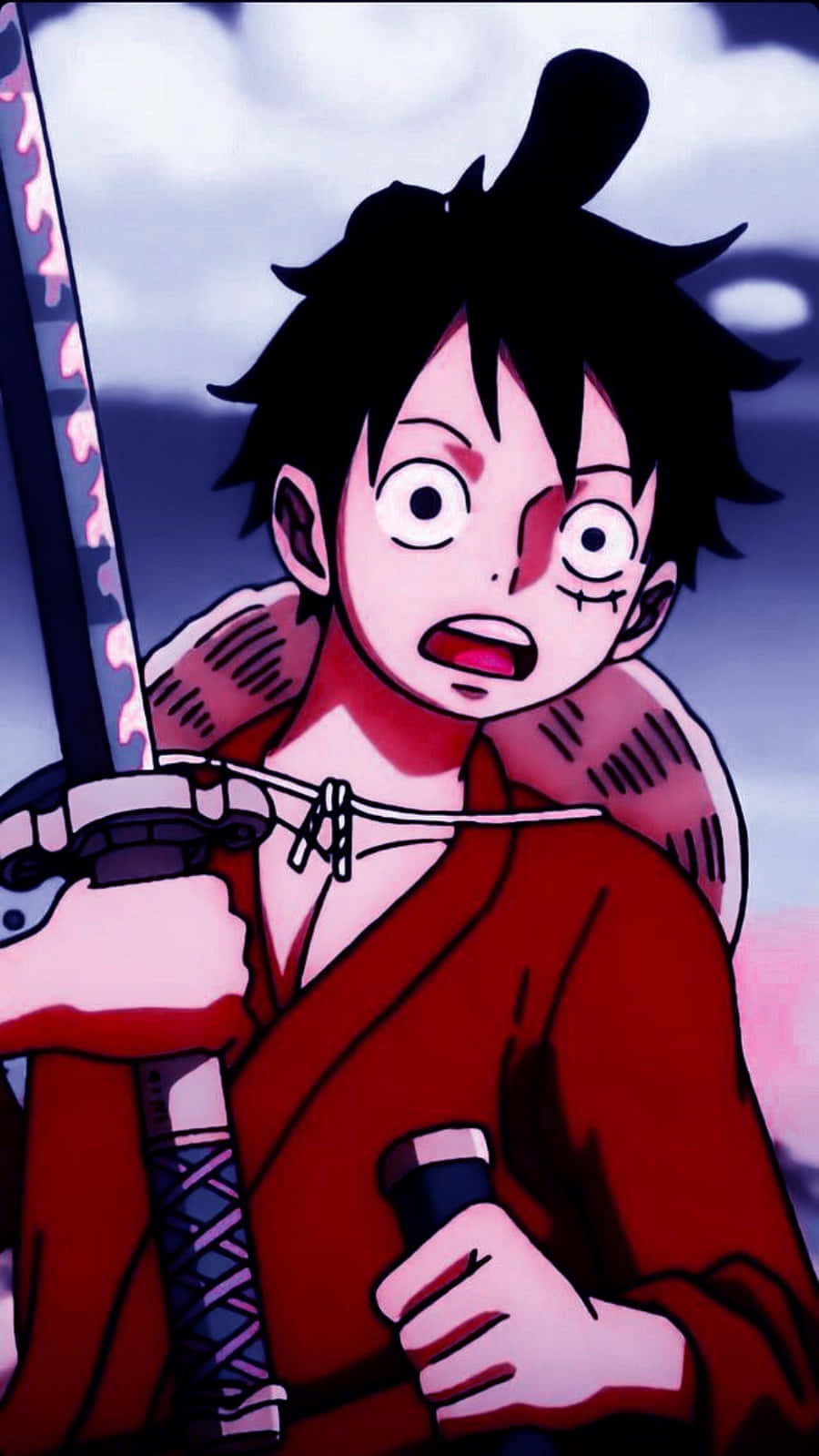Luffy 桌布 壁紙 — 一個驚訝的動漫男孩穿著紅色長袍，在陰雲密布的天空下握著劍。