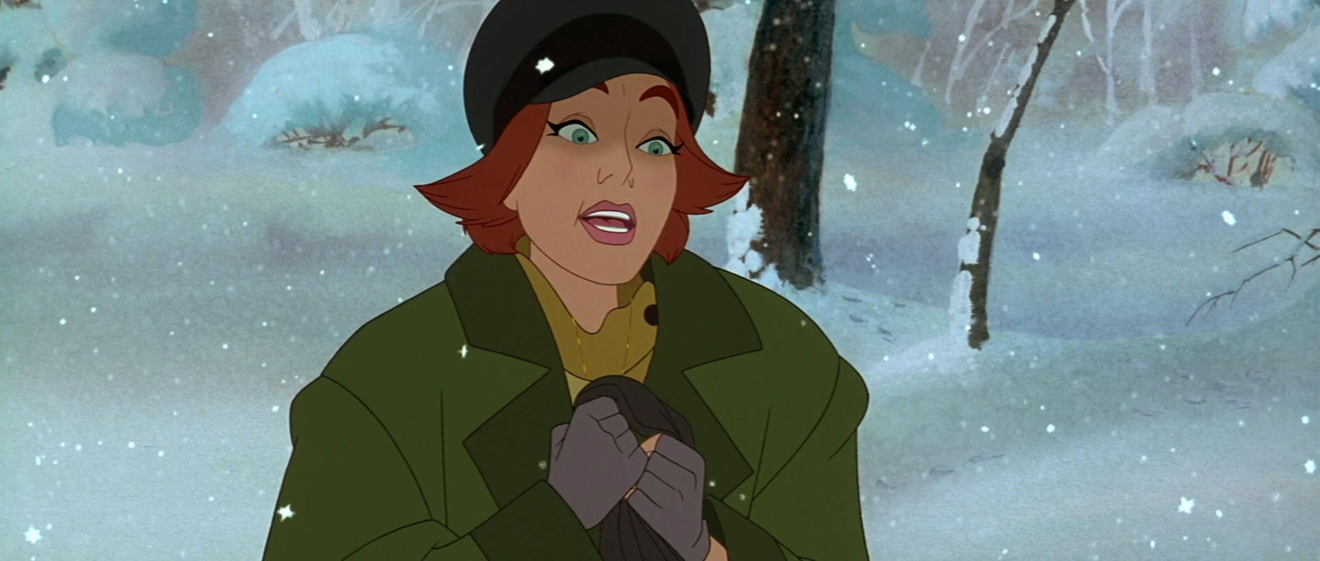 Anastasia 桌布 壁紙 — 一個驚訝的動畫女人，穿著綠色外套和黑色帽子，站在雪地森林中，雪花在她周圍飄落。