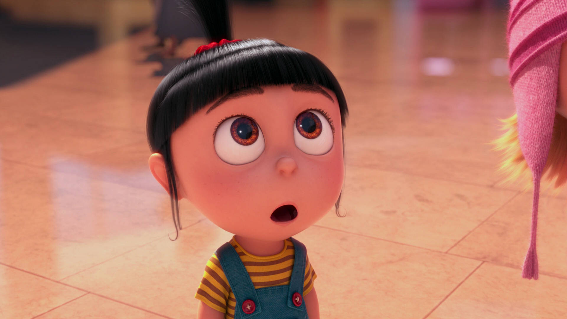 Despicable Me 2 桌布 壁紙 — 一個驚訝的動畫女孩，大眼睛，黑色馬尾辮，在溫暖的室內空間向上凝視。