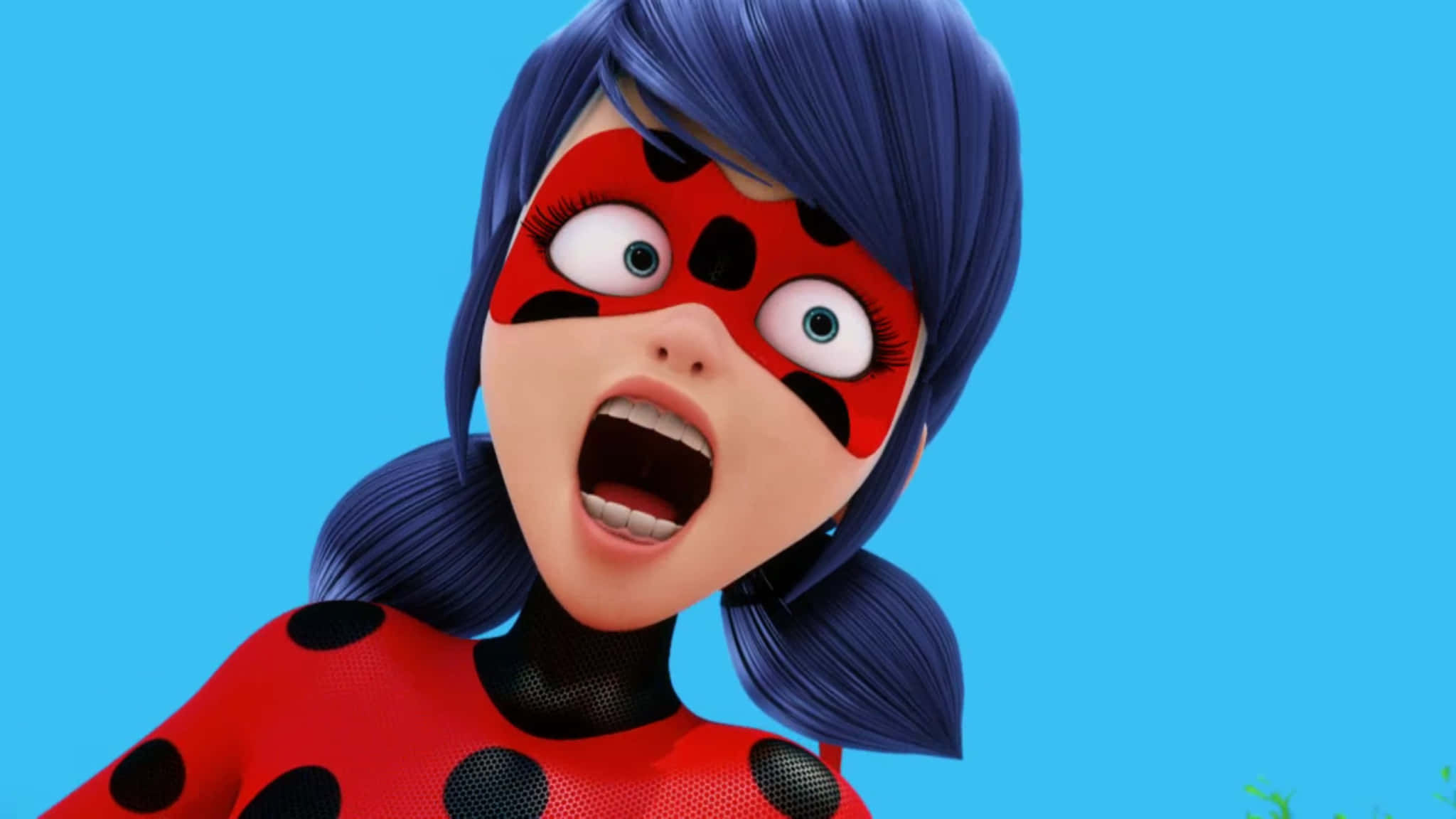 Miraculous Ladybug And Cat Noir 桌布 壁紙 — 一個驚訝的動畫女孩，穿著紅黑圓點超級英雄服裝，藍色頭髮，背景是明亮的藍色。