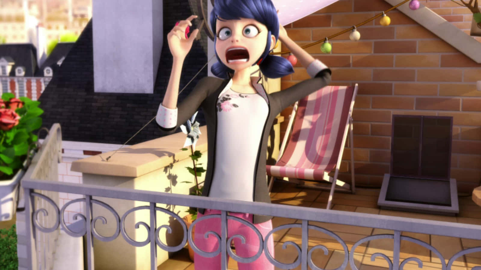 Funny Miraculous 桌布 壁紙 — 一個驚訝的動畫女孩，藍色頭髮，站在陽光明媚的陽台上，拿著電話，顯得驚慌。