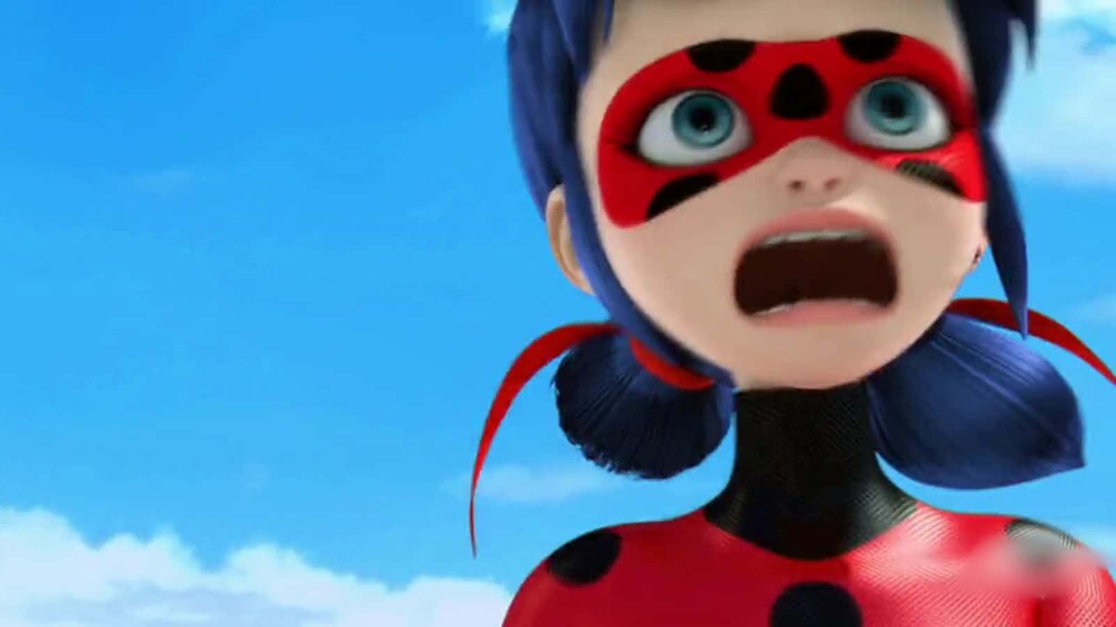 Funny Miraculous 桌布 壁紙 — 一個驚訝的動畫女孩穿著紅黑圓點超級英雄服裝，背景是明亮的藍天。