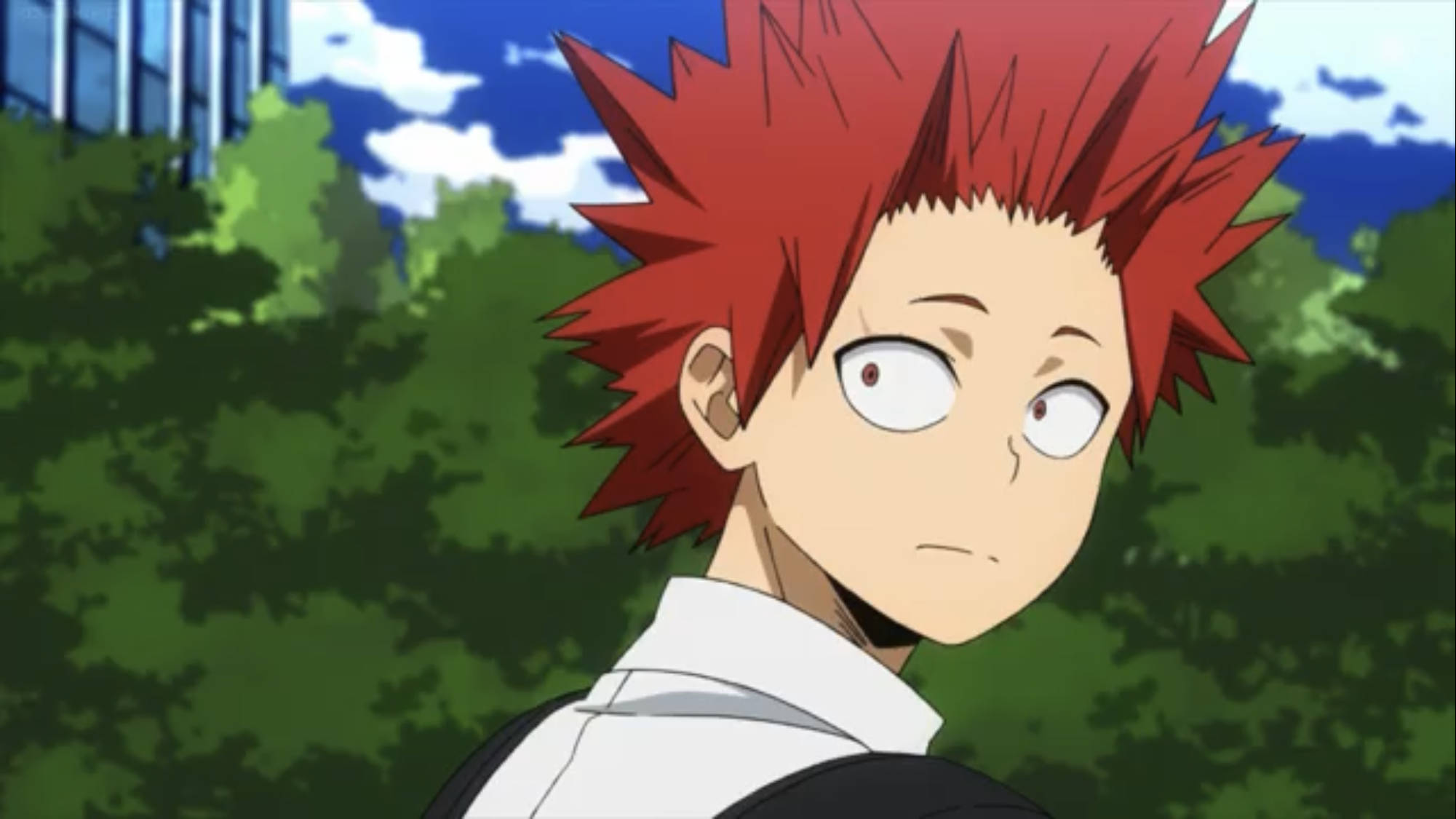 Kirishima 桌布 壁紙 — 一個驚訝的動畫男孩，有著尖刺的紅髮，在綠樹和藍天的背景下回頭看。