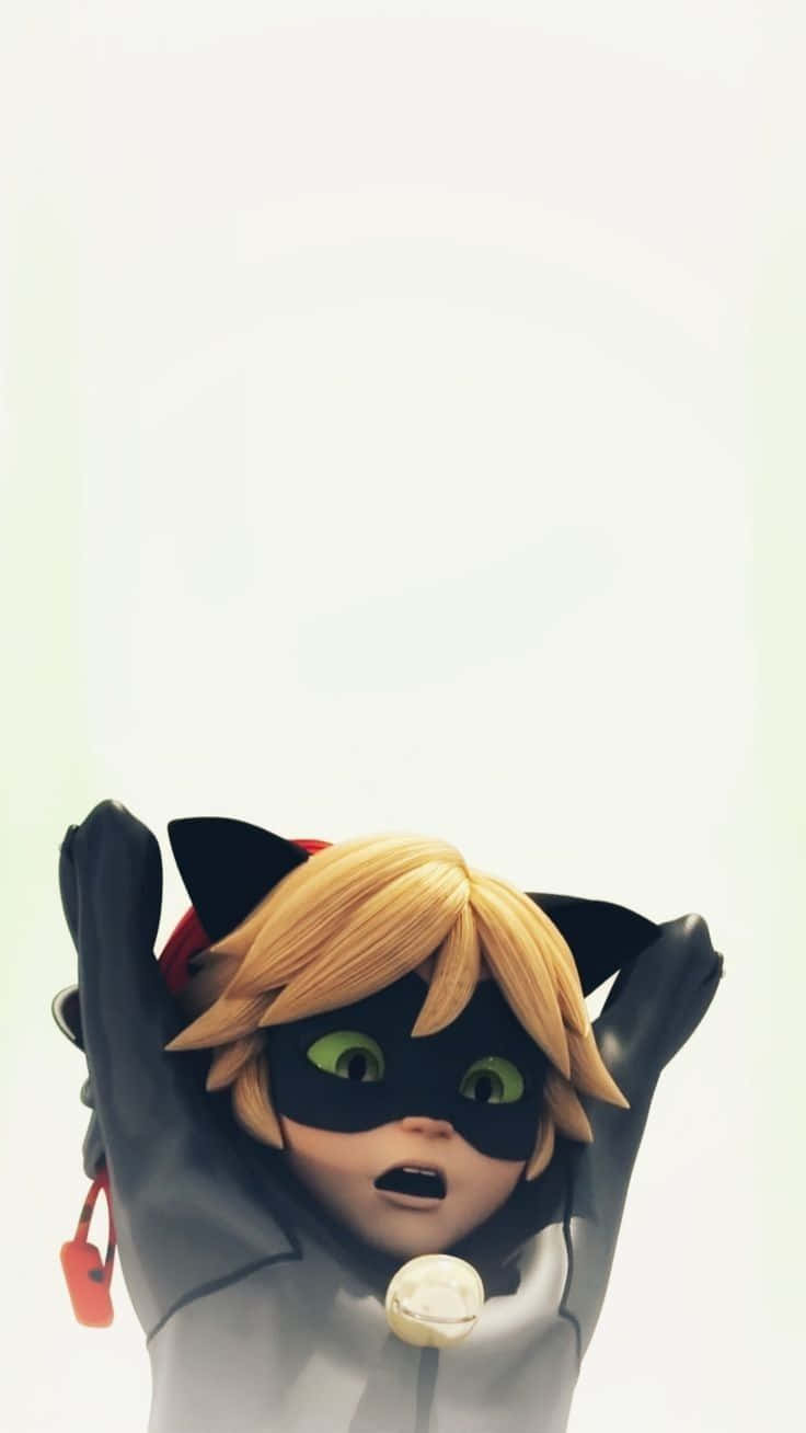 Chat Noir 桌布 壁紙 — 一個驚訝的動畫貓英雄，金髮綠眼，戴著黑色面具和灰色西裝，背景是純白色。
