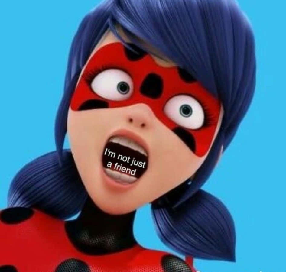 Funny Miraculous 桌布 壁紙 — 一個驚訝的動畫超級女英雄，藍色頭髮和紅色圓點面具，對著明亮的藍色背景大喊我不只是一個朋友。