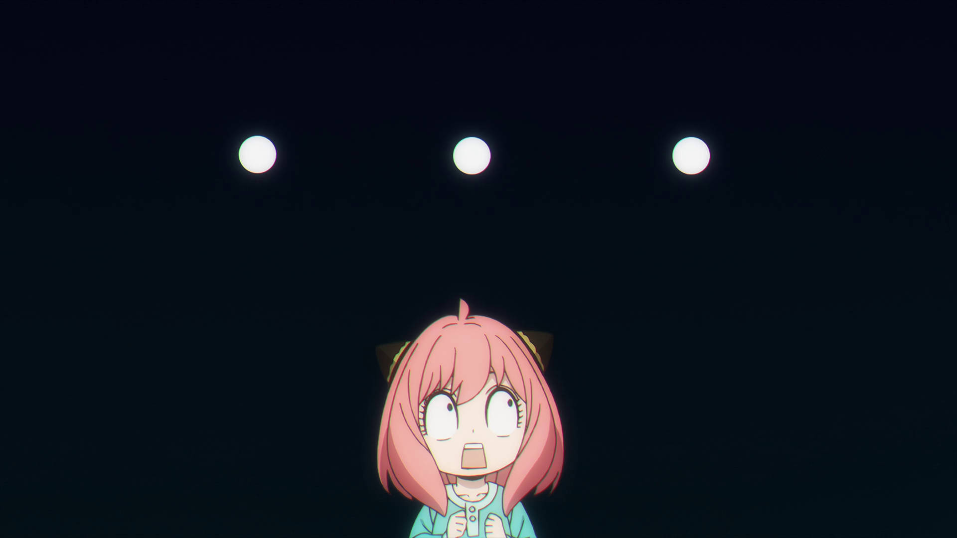 動漫 桌布 壁紙 — 一個驚訝的粉紅色頭髮動漫女孩，穿著藍綠色服裝，站在三個明亮的聚光燈下，背景是深色。