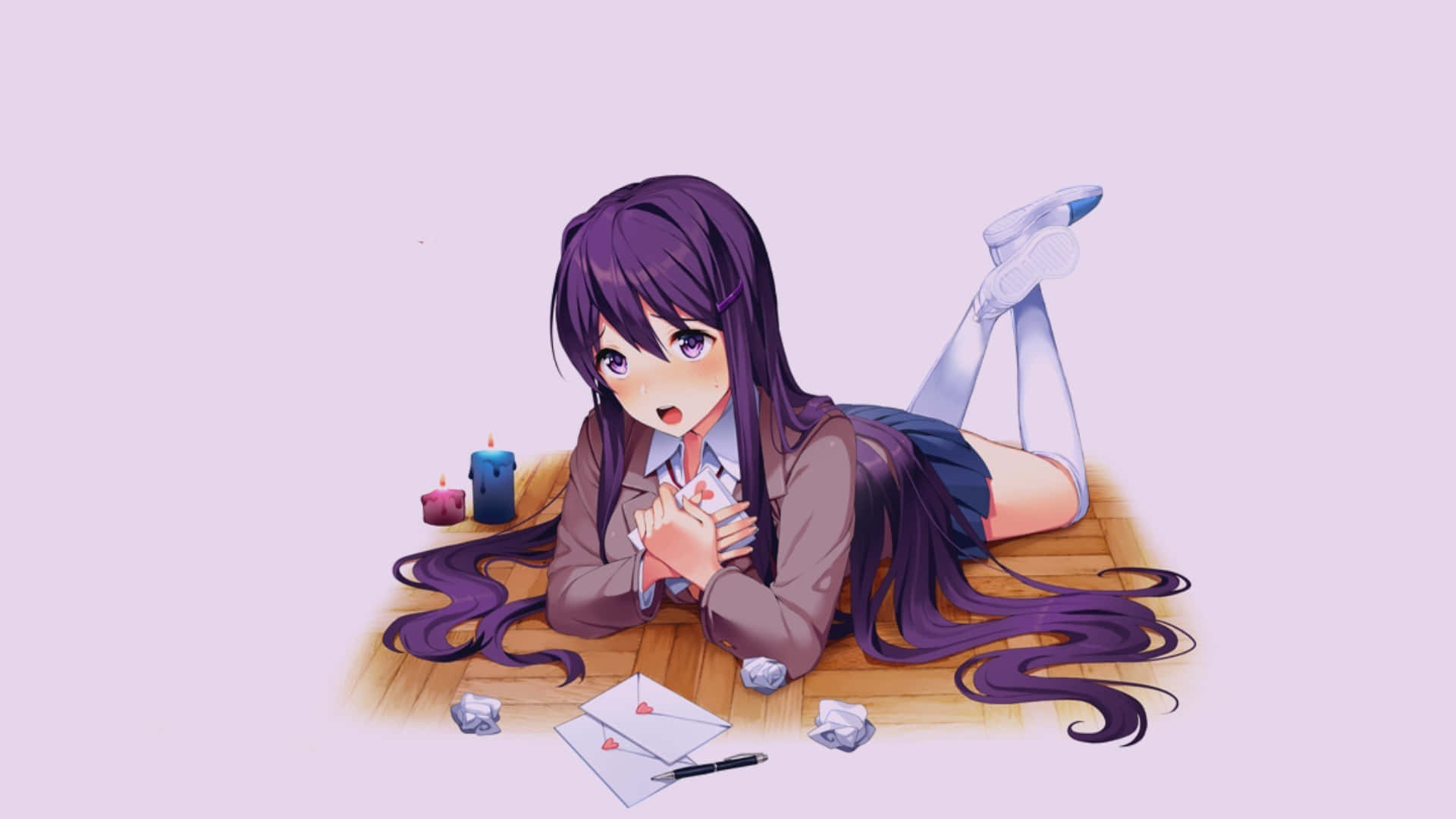 Doki Doki 桌布 壁紙 — 一個驚訝的紫髮動漫女孩躺在木地板上，周圍散落著信件和點燃的蠟燭。