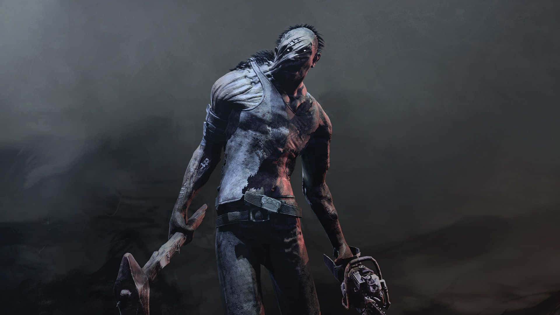 Dead By Daylight Killers 桌布 壁紙 — 一個骯髒、肌肉發達的男人，頭上纏著繃帶，手持電鋸，在黑暗煙霧瀰漫的環境中威脅地站立。