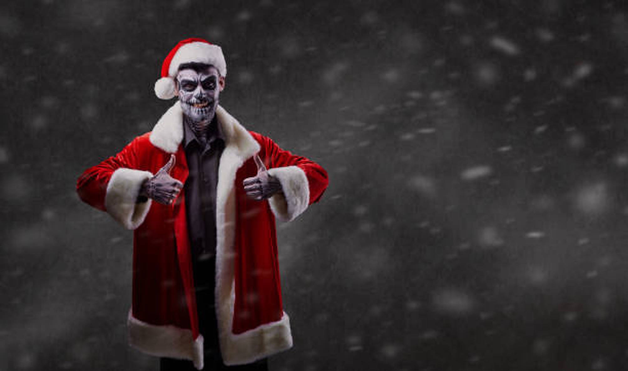 evil 桌布 壁紙 — 一個骷髏人物穿著紅色聖誕老人套裝，在雪白的灰色背景上豎起兩個大拇指。