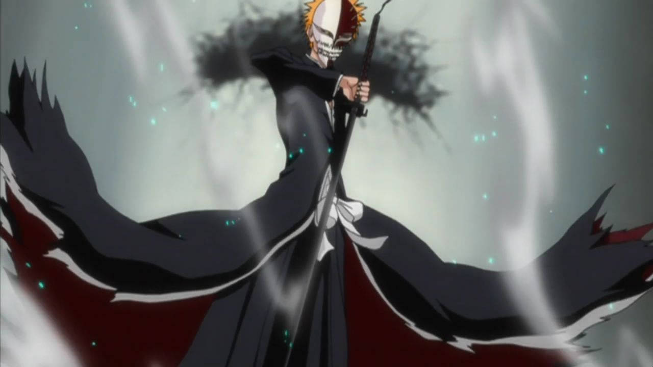 Bleach Ichigo 桌布 壁紙 — 一個骷髏動漫戰士，有著尖刺的橙色頭髮，在旋轉的迷霧和發光粒子中揮舞著劍。