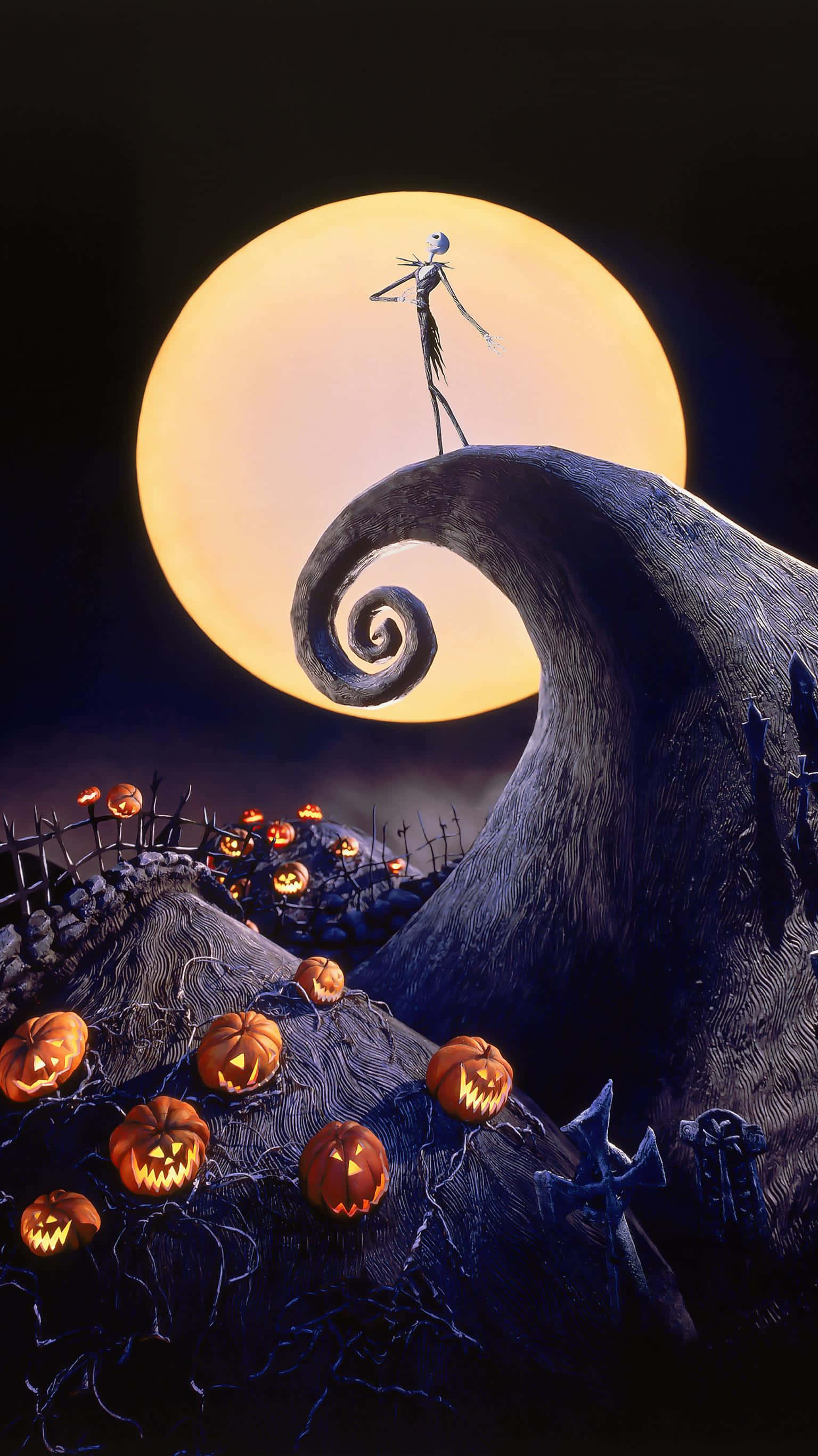 Sally Nightmare Before Christmas 桌布 壁紙 — 一個骷髏身影站在螺旋形山丘頂上，在發光的滿月下，周圍環繞著發光的南瓜燈。