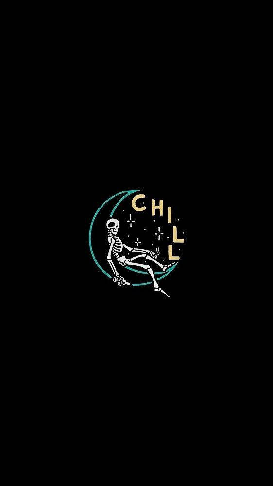Chill 桌布 壁紙 — 一個骷髏躺臥在彎月上，手持煙斗，旁邊的「chill」字樣在黑色背景上發光。
