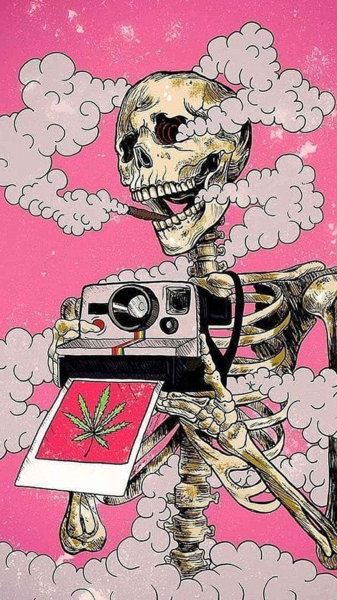 一個骷髏頭手持相機，照片顯示大麻葉，在粉紅色雲朵背景下抽煙斗。 — 大麻 壁紙