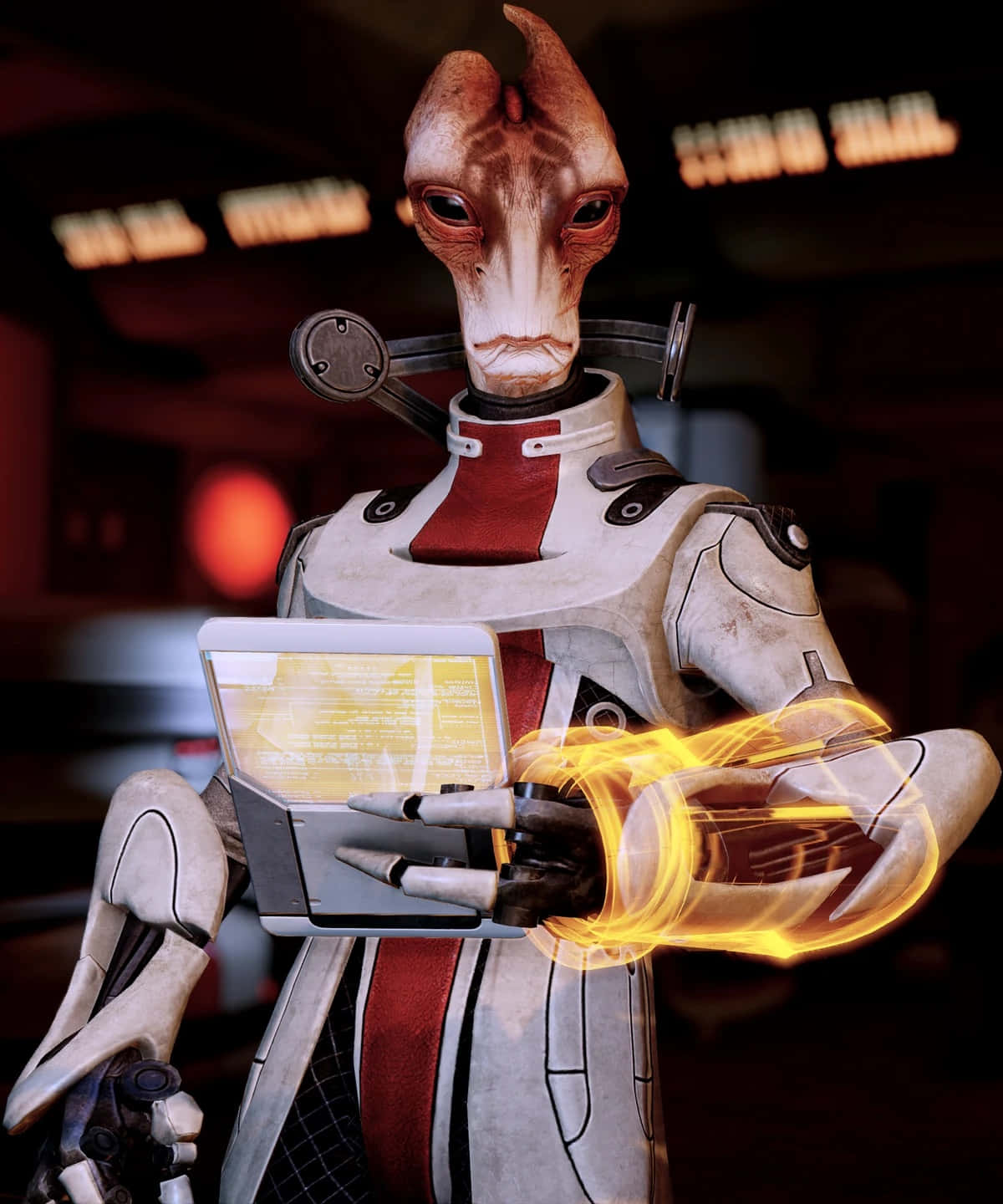 Mordin Solus 桌布 壁紙 — 一個高大的外星人，紅色皮膚和角，穿著白色盔甲，在昏暗的房間裡手持發光的數據板，同時能量從它的手中噼啪作響。