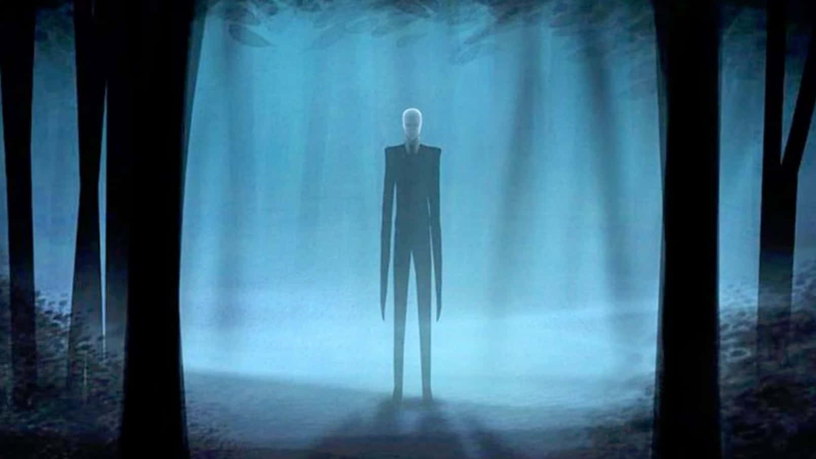 Creepypasta 桌布 壁紙 — 一個高大的無面人形在迷霧藍色森林中詭異地站立，被昏暗光線下的深色樹幹框住。