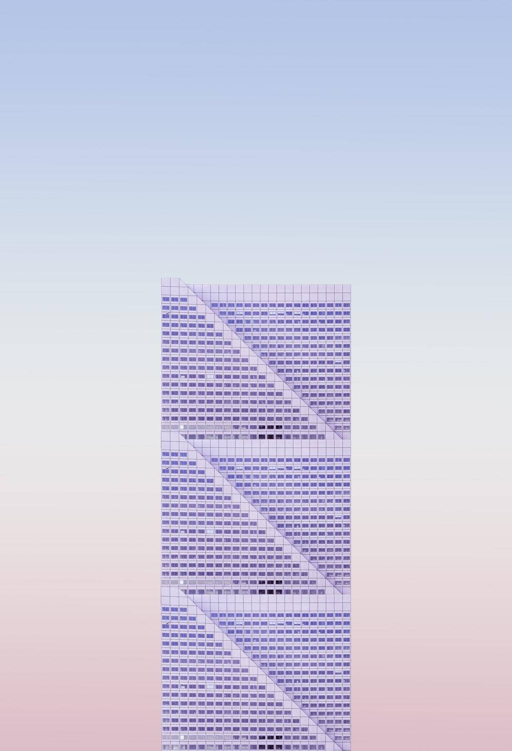 Architecture 桌布 壁紙 — 一個高大的紫色和藍色幾何網格圖案，在從淺藍色到粉紅色的柔和漸變天空背景下向下延伸。