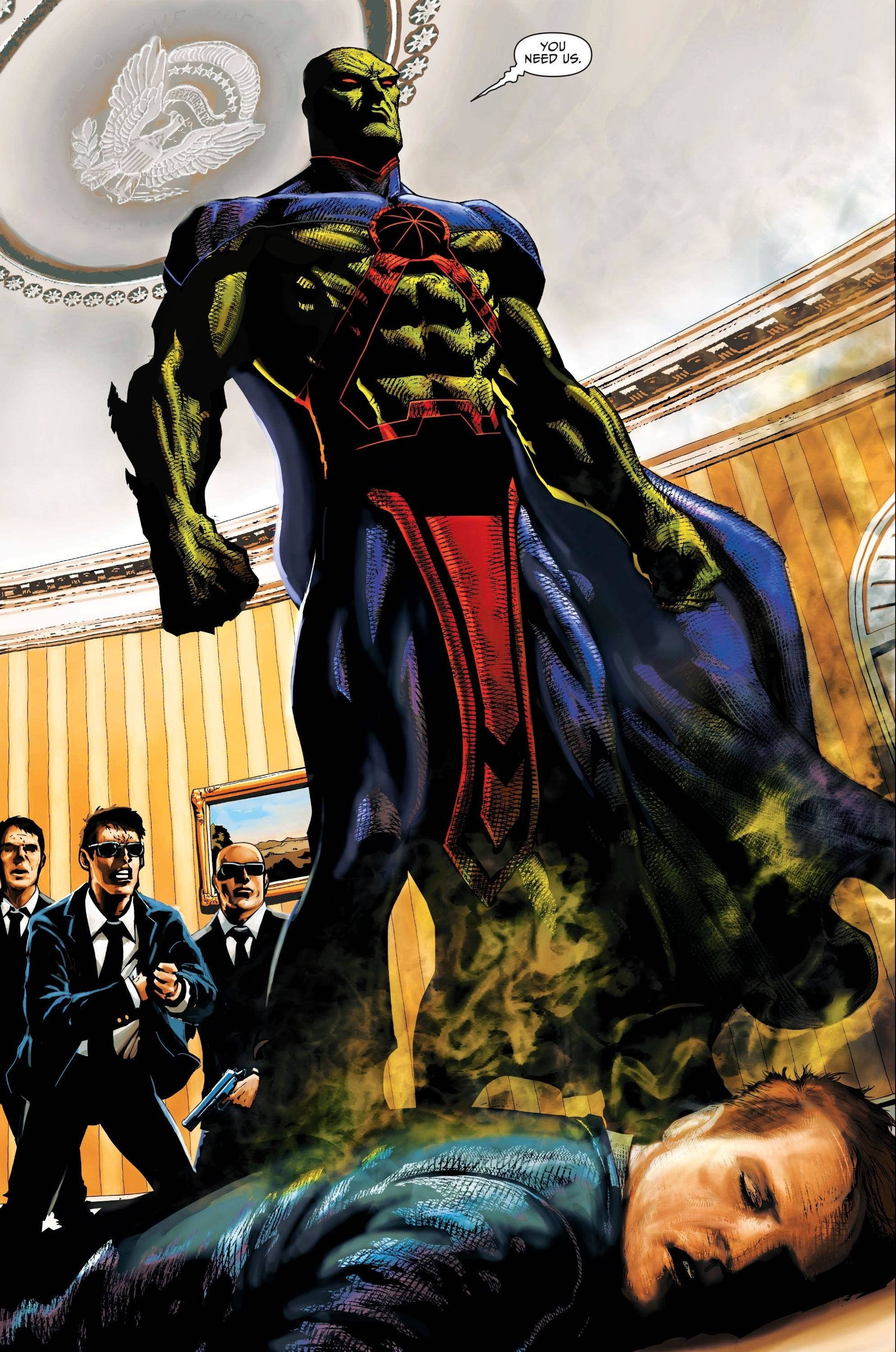 Martian Manhunter 桌布 壁紙 — 一個高大的綠色皮膚超級英雄，身穿藍色和紅色服裝，站在一個倒下的男人上方，三個穿西裝的武裝男子在一個宏偉的房間裡與他對峙。