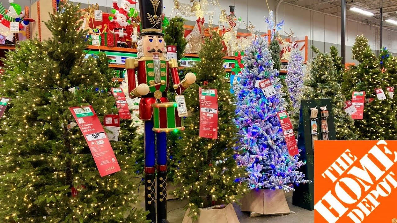 Home Depot 桌布 壁紙 — 一個高大的胡桃夾子守衛在Home Depot節日通道中閃爍的聖誕樹之間。