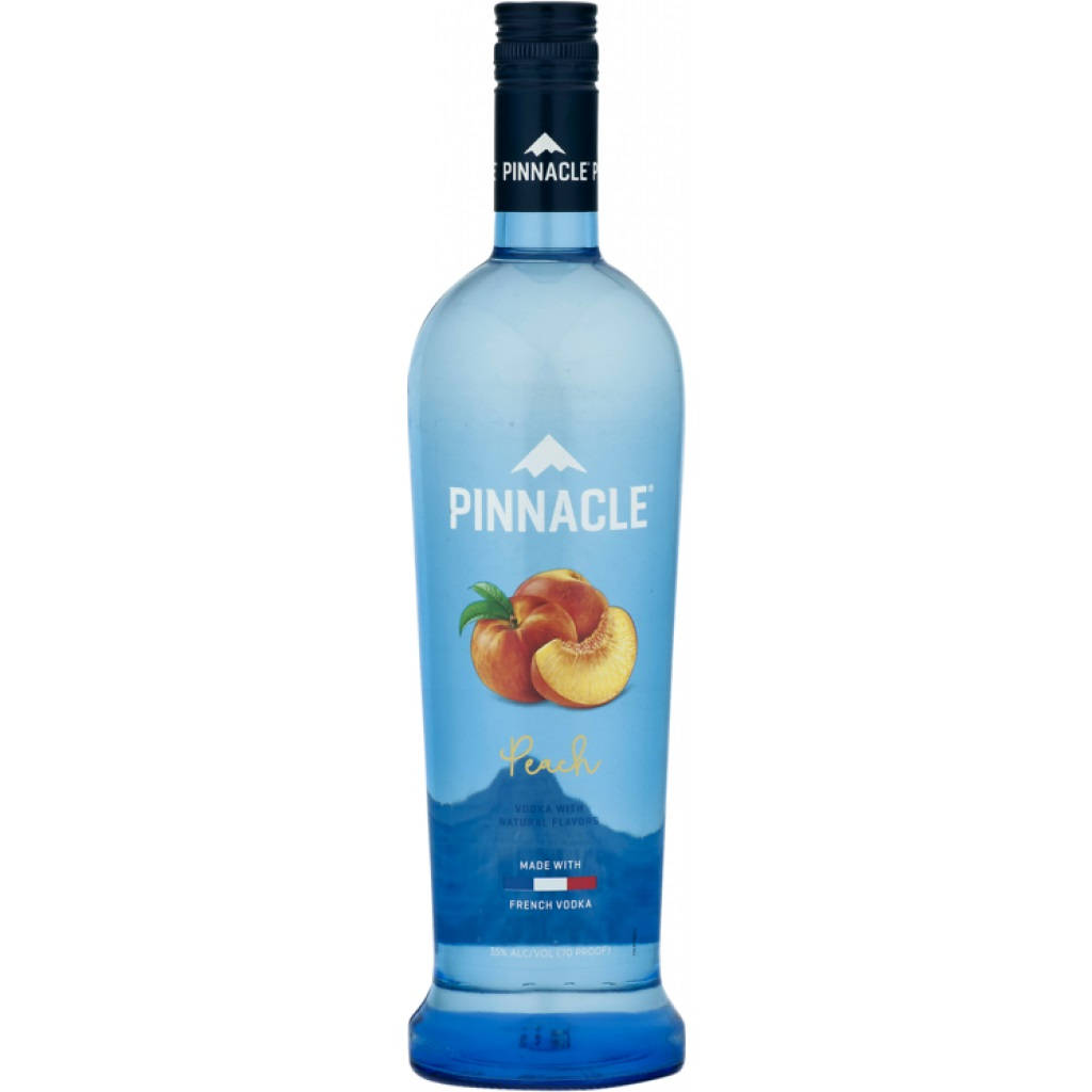 Pinnacle Vodka 桌布 壁紙 — 一個高大的藍色Pinnacle Peach伏特加酒瓶，帶有桃子圖案和法國伏特加標籤，背景為白色。
