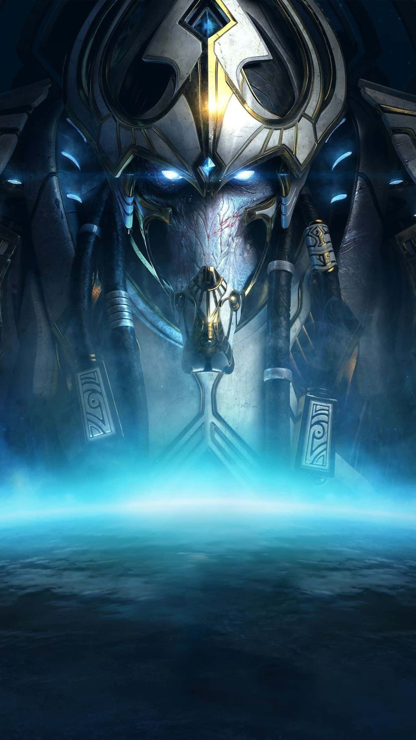 Android Starcraft Ii 桌布 壁紙 — 一個高大的裝甲戰士，擁有發光的藍色眼睛和華麗的銀色盔甲，站在黑暗奇幻場景中發光的藍色地平線之上。