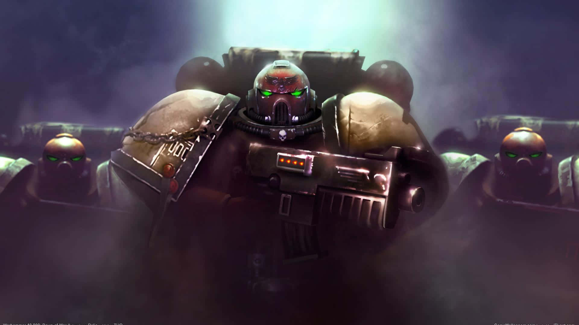HD Dawn Of War Iii 桌布 壁紙 — 一個高大的裝甲戰士，雙眼發出綠色光芒，在煙霧瀰漫的戰場上威風凜凜地站立，兩旁有其他裝甲士兵。