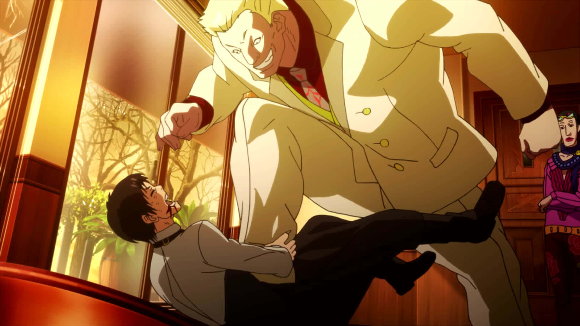 Aogiri Tree 桌布 壁紙 — 一個高大的金髮動漫男人穿著米色西裝，在溫暖的燈光房間裡威脅性地將一個較小的男人壓在地板上。