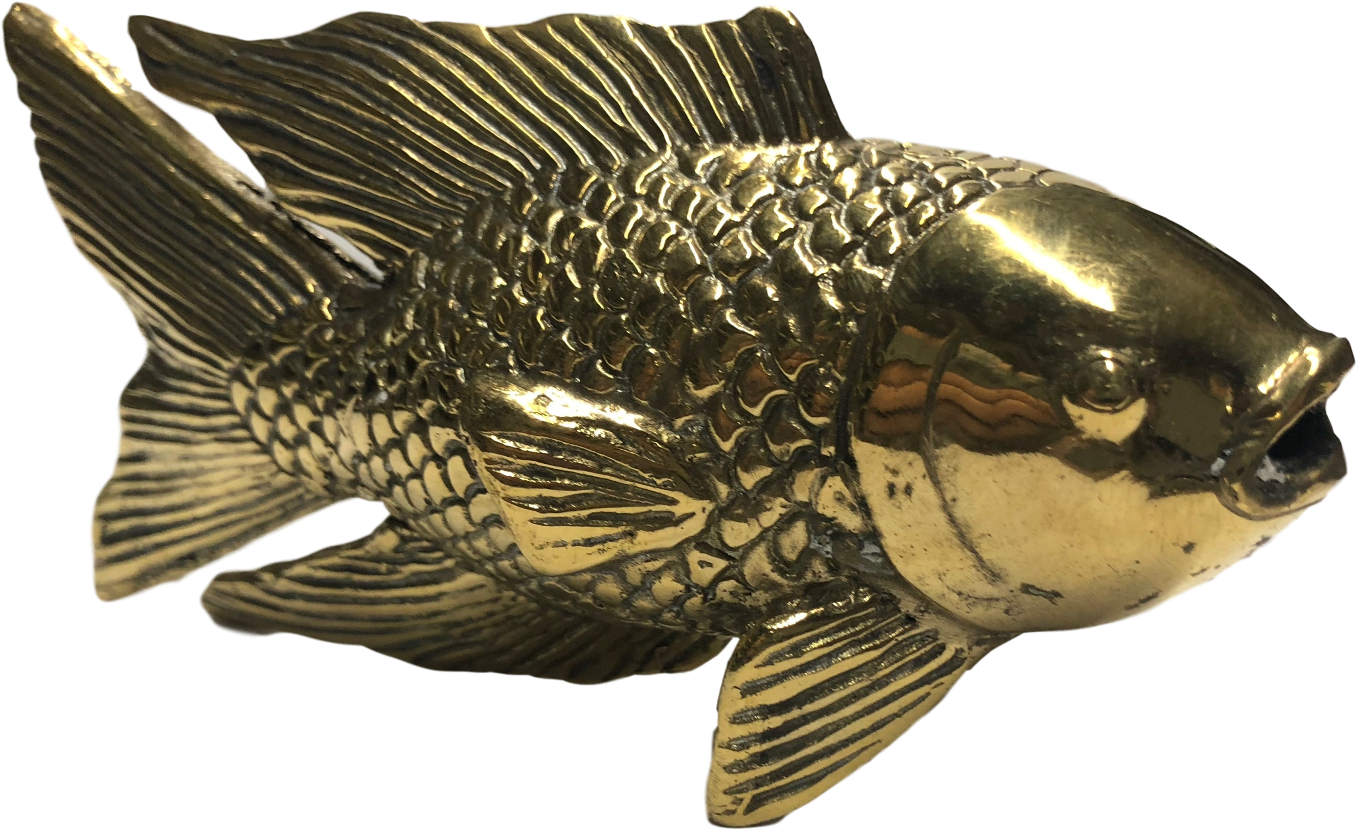Carp 桌布 壁紙 — 一個高度詳細的黃銅魚雕塑，帶有紋理鱗片和魚鰭，在黑色背景上閃閃發光。