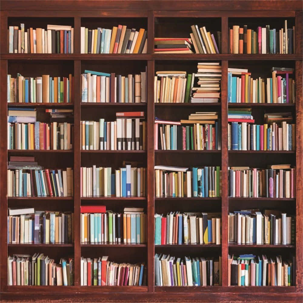 書本 桌布 壁紙 — 一個高木書架，整齊排列著色彩繽紛的書籍。