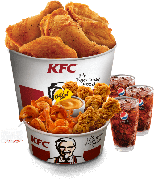肯德基 桌布 壁紙 — 一個高聳的KFC桶裝滿了酥脆的炸雞塊，旁邊還有起司醬和三杯深色汽水。