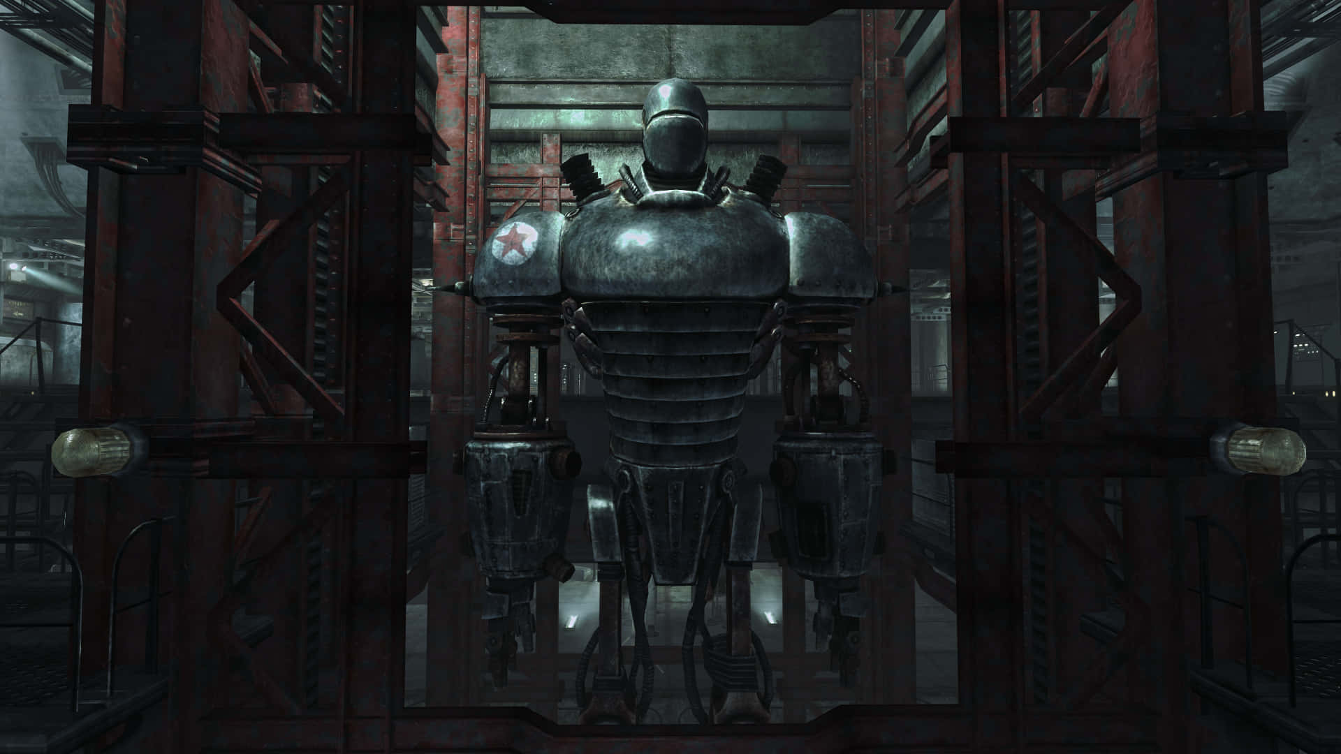Liberty Prime 桌布 壁紙 — 一個高聳的裝甲機器人帶有紅色星星標誌，站在一個昏暗的工業設施中，周圍是生鏽的金屬樑。