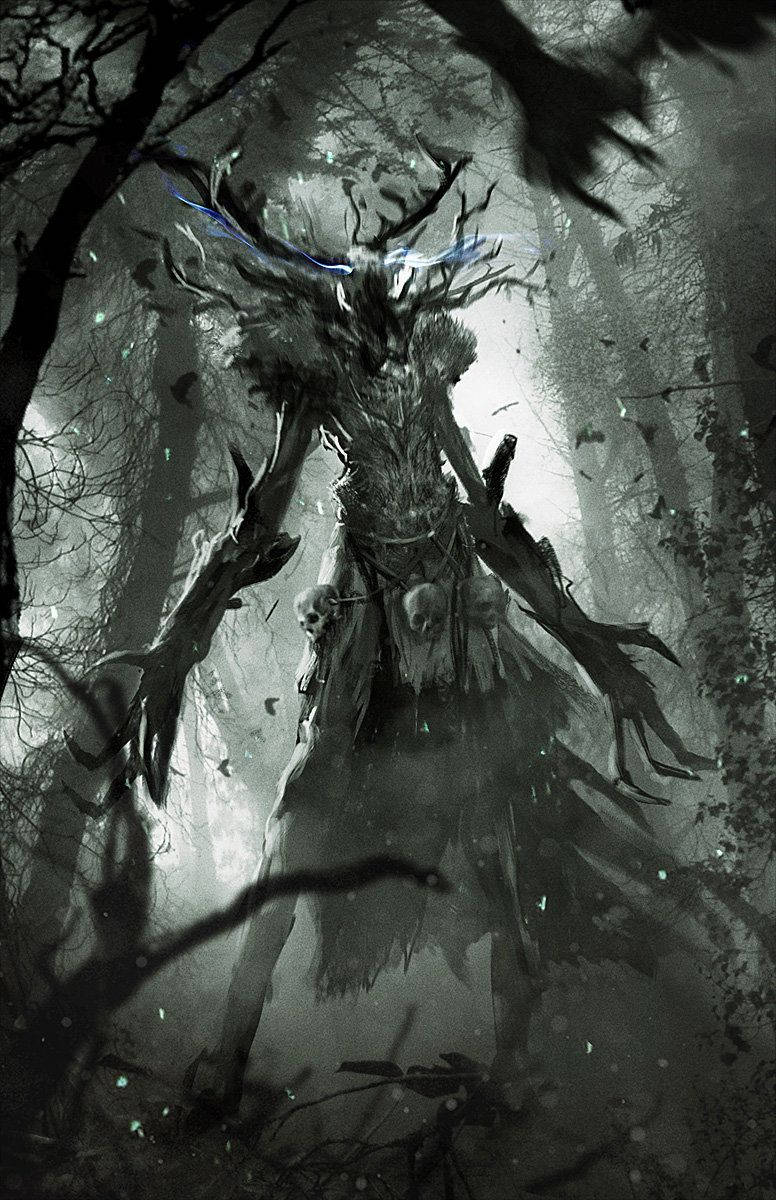 Wendigo 桌布 壁紙 — 一個高聳的骷髏森林精靈，帶有發光的藍色鹿角和頭骨，在迷霧籠罩、陰暗的林地中威嚇地站立。