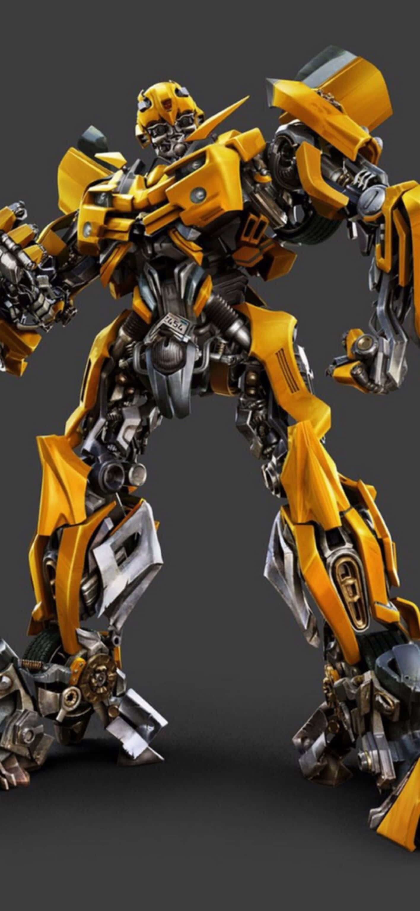 Bumblebee 桌布 壁紙 — 一個高聳的黃黑機器人以動態姿勢站在深灰色背景前。