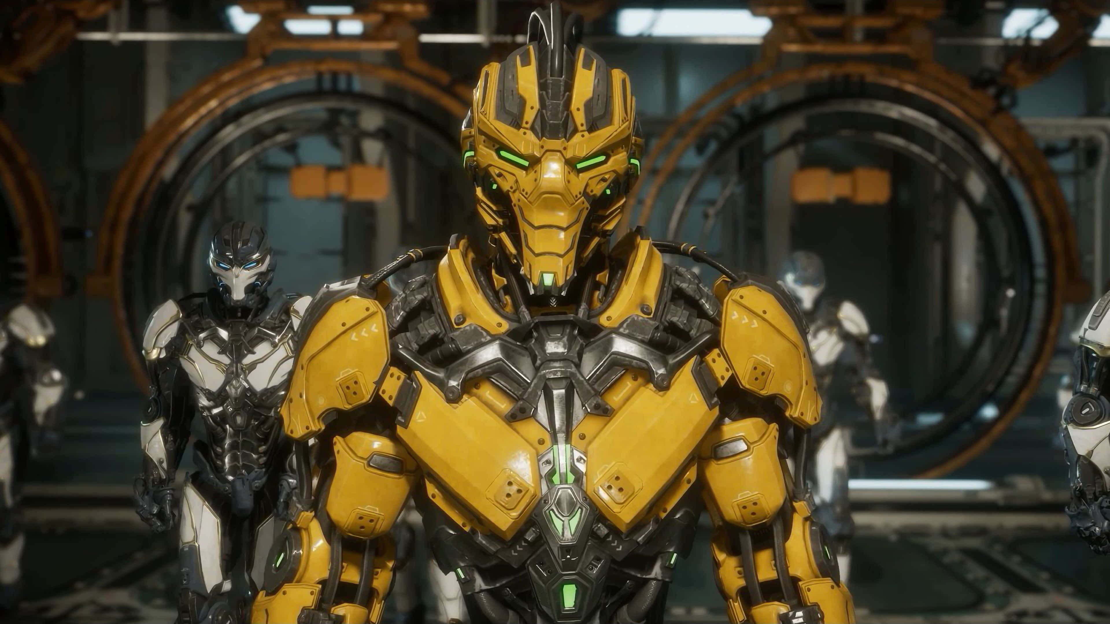 Mortal Kombat Triborg 桌布 壁紙 — 一個高聳的黃黑配色裝甲機器人，擁有發光的綠色眼睛，站在未來工業艙內，兩旁有其他機器人形象。