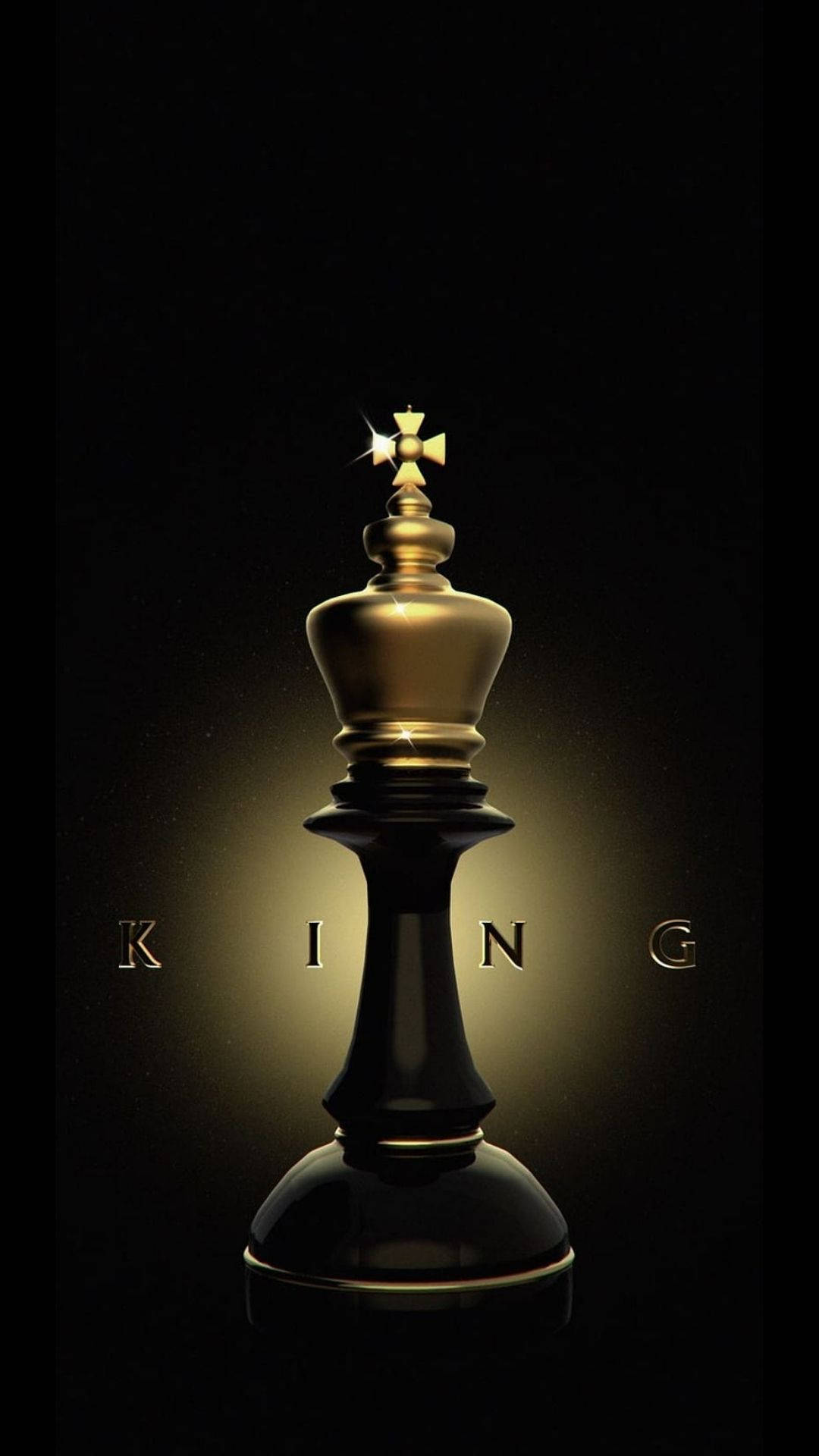 一個戴著金色王冠的國際象棋國王棋子，被聚光燈照亮，背後有「KING」字樣。 — 國王 GIF 壁紙