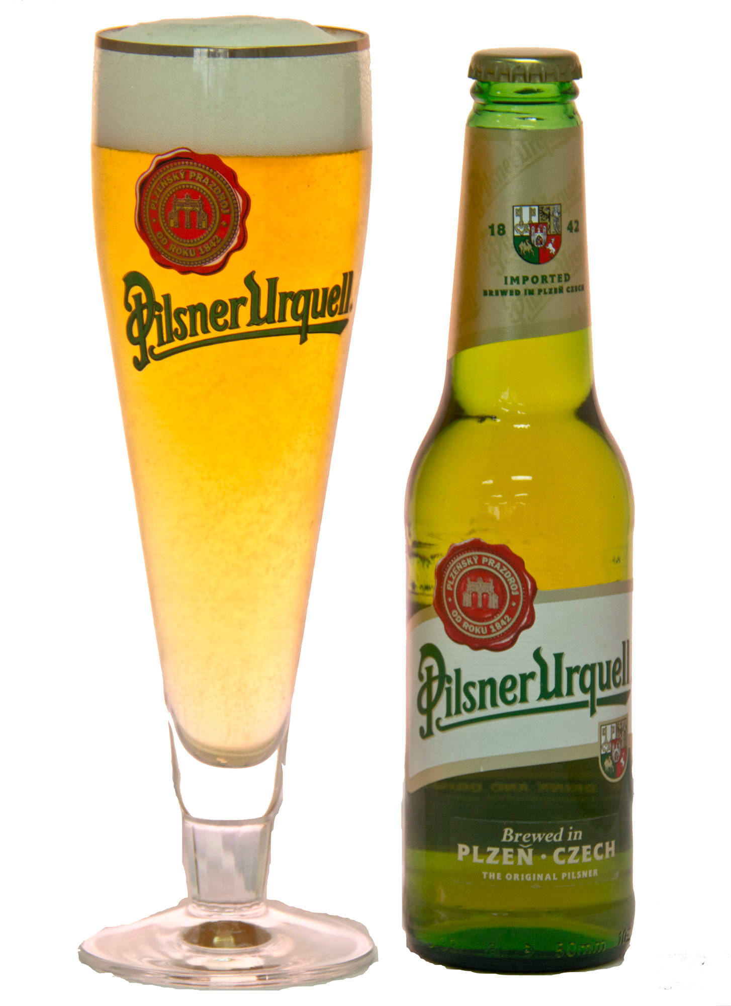 glass 桌布 壁紙 — 一個高身玻璃杯和綠色瓶裝的Pilsner Urquell啤酒，裝有金色液體和白色泡沫，背景為白色。