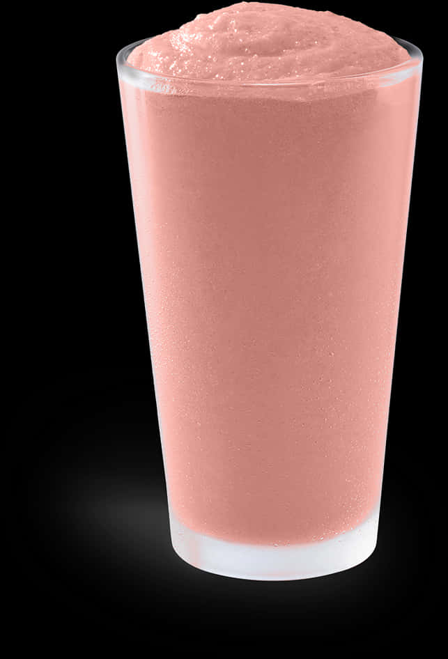 Smoothie 桌布 壁紙 — 一個高身玻璃杯裝滿奶油粉紅冰沙，襯托著鮮明的黑色背景，光線柔和。