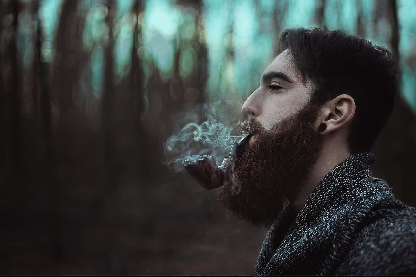 Blur 桌布 壁紙 — 一個鬍鬚男人在森林中，在憂鬱的青色燈光下從煙斗呼出煙霧。