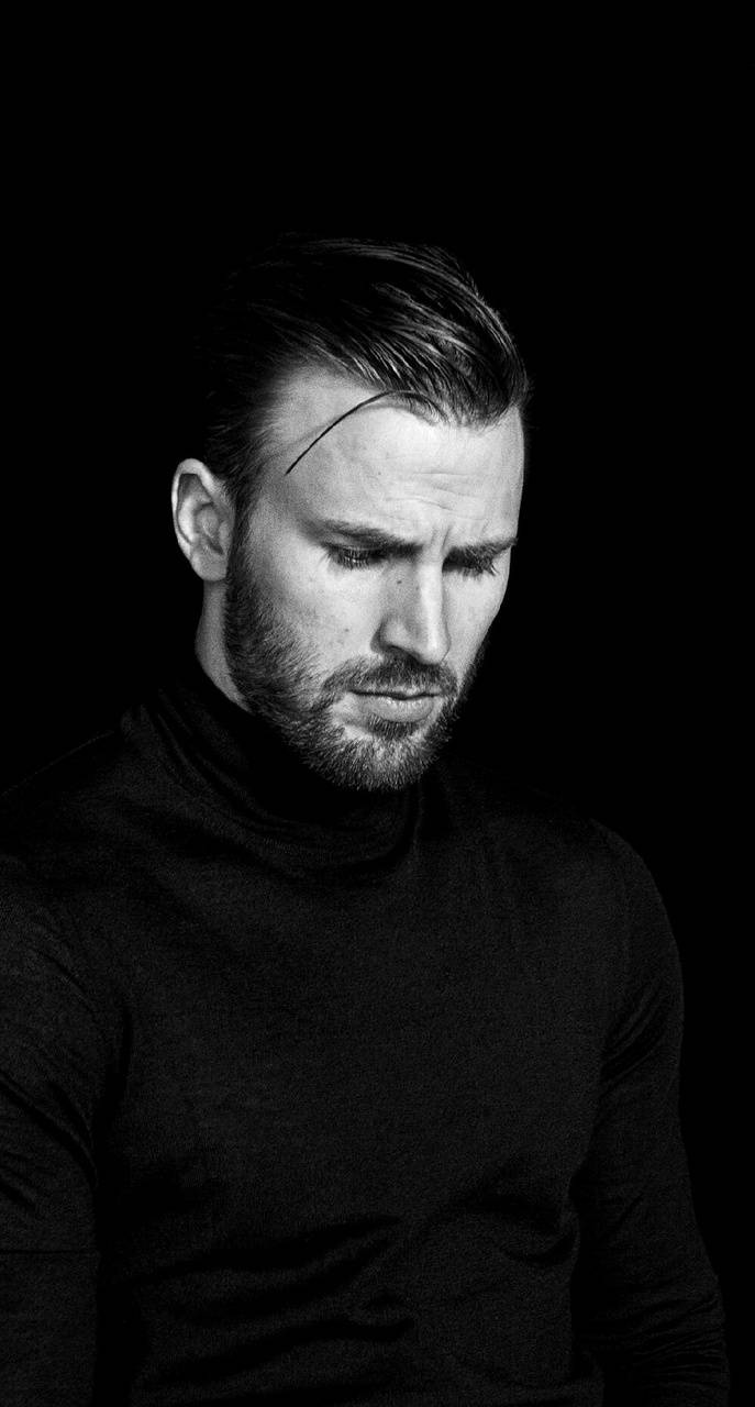 Chris Evans 桌布 壁紙 — 一個鬍鬚男人在黑暗背景下低頭的黑白肖像。