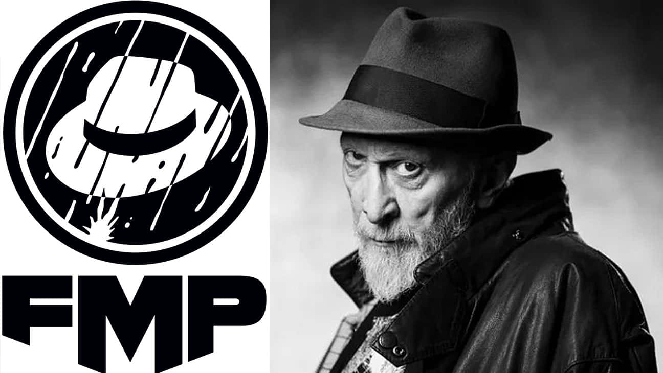 Frank Miller 桌布 壁紙 — 一個鬍鬚男人戴著費多拉帽和皮夾克的黑白肖像，旁邊有FMP標誌和一頂被雨淋濕的帽子。