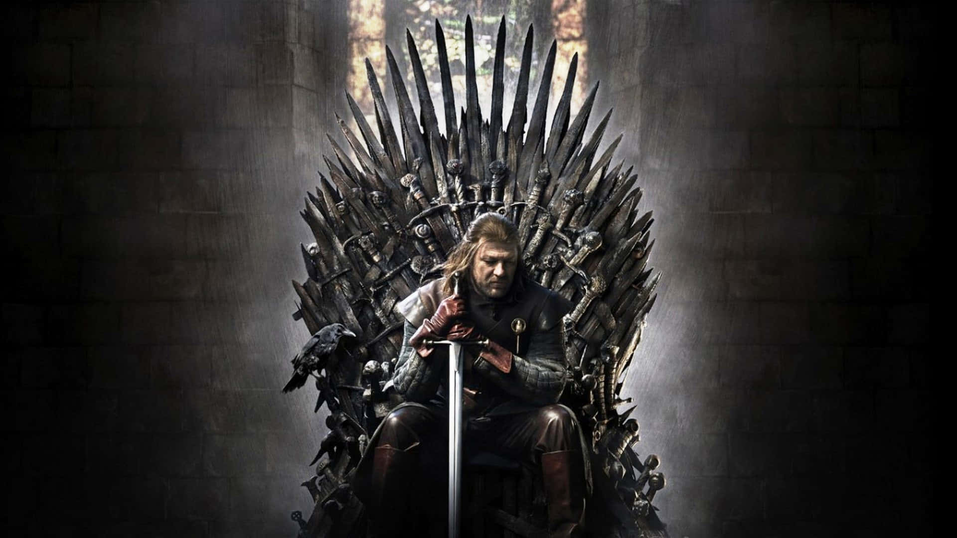 Throne 桌布 壁紙 — 一個鬍鬚男人身穿暗色盔甲，莊嚴地坐在由劍鑄成的鐵王座上，在昏暗的石室中豎直握著一把劍。