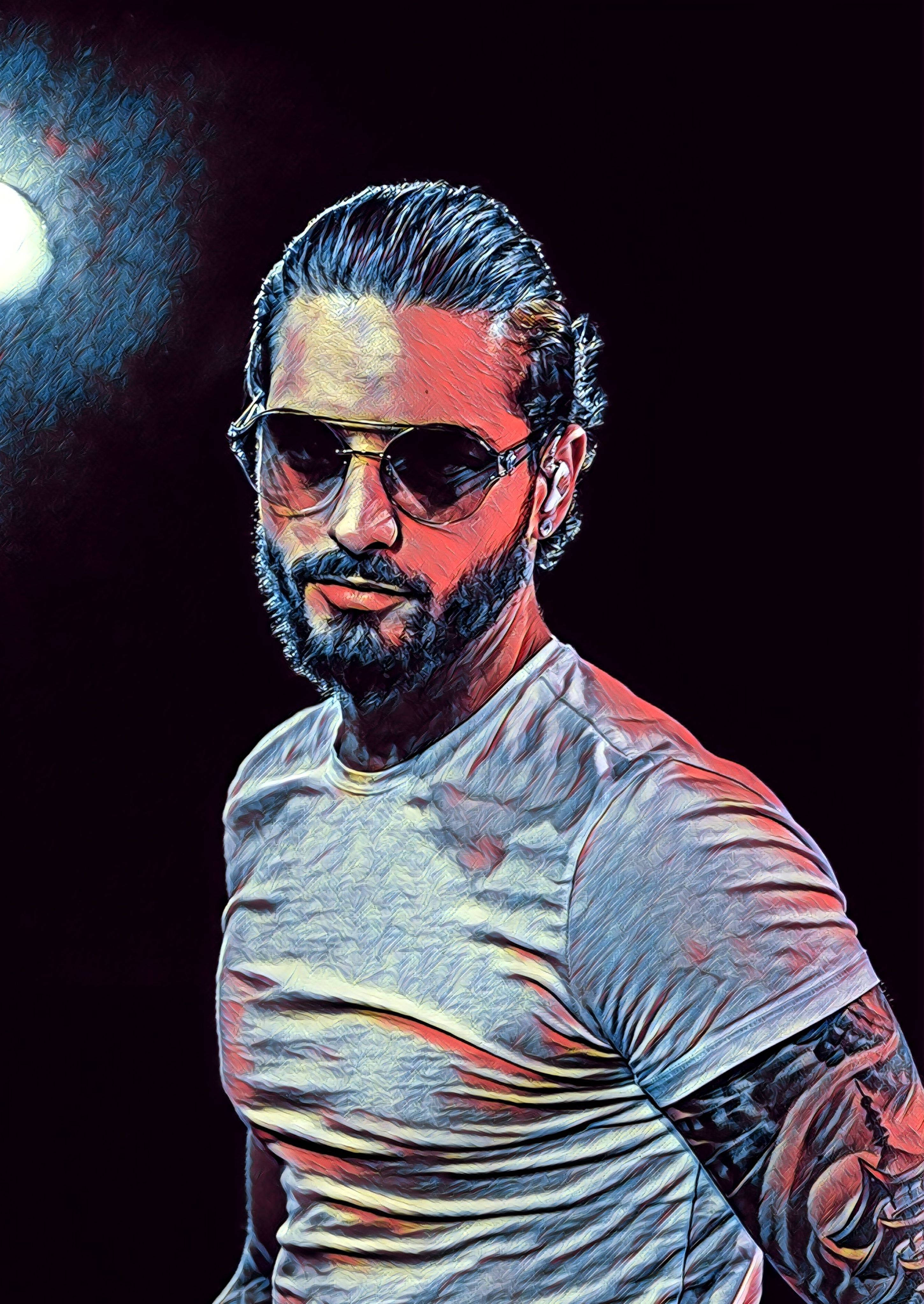 Maluma 桌布 壁紙 — 一個鬍鬚男戴著太陽眼鏡和紋身，在戲劇性舞台燈光下的風格化肖像。