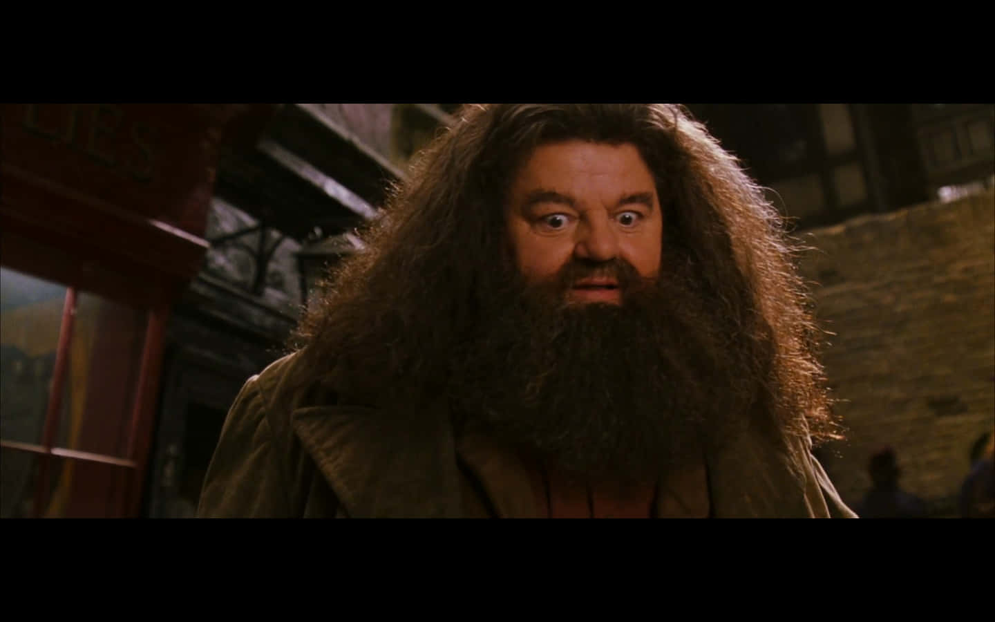 Funny Harry Potter 桌布 壁紙 — 一個鬍鬚男的特寫，頭髮亂糟糟，眼睛睜大，在昏暗的街景中。