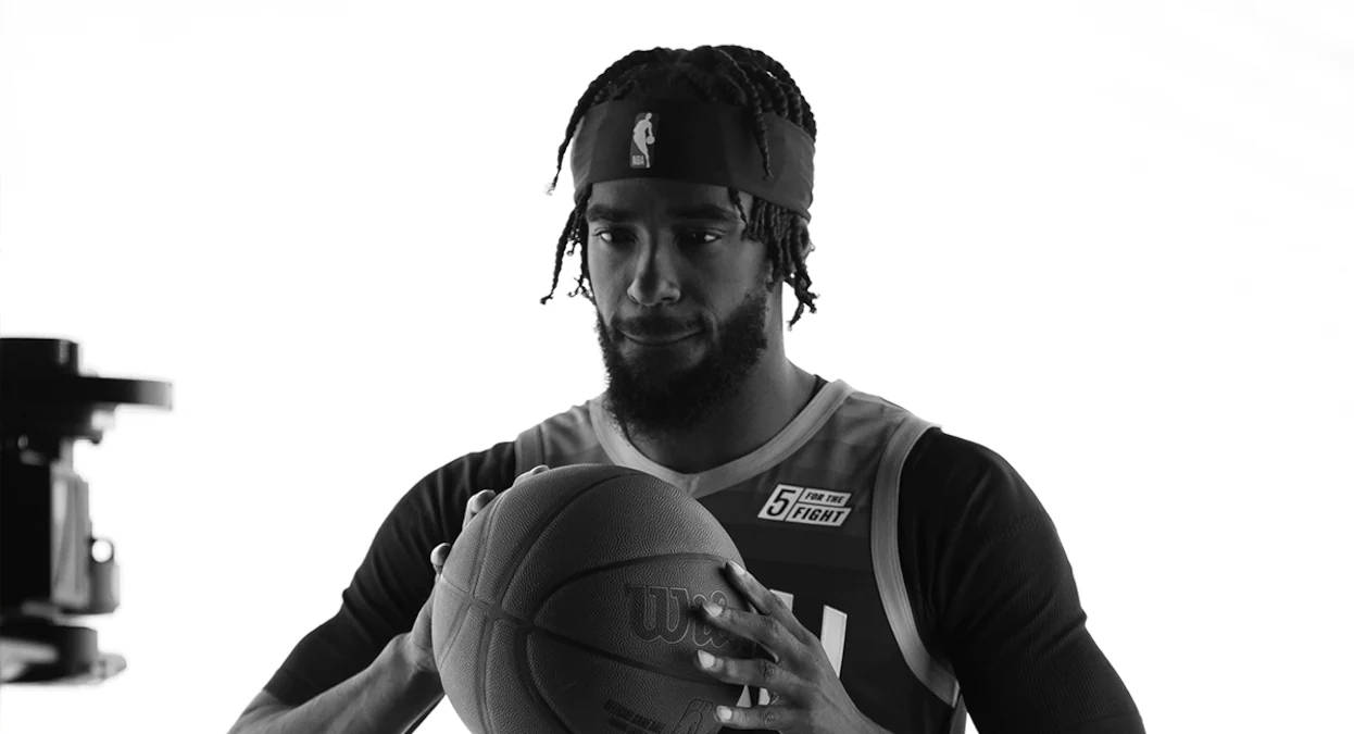 mike conley 桌布 壁紙 — 一個鬍鬚籃球運動員在純白背景下拿著球的黑白肖像。