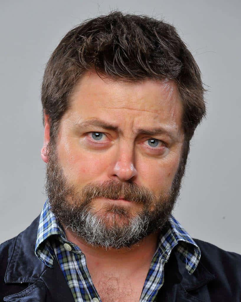 nick offerman 桌布 壁紙 — 一個鬍鬚花白、藍眼睛深邃的男士特寫肖像，身穿格紋襯衫搭配深色外套。