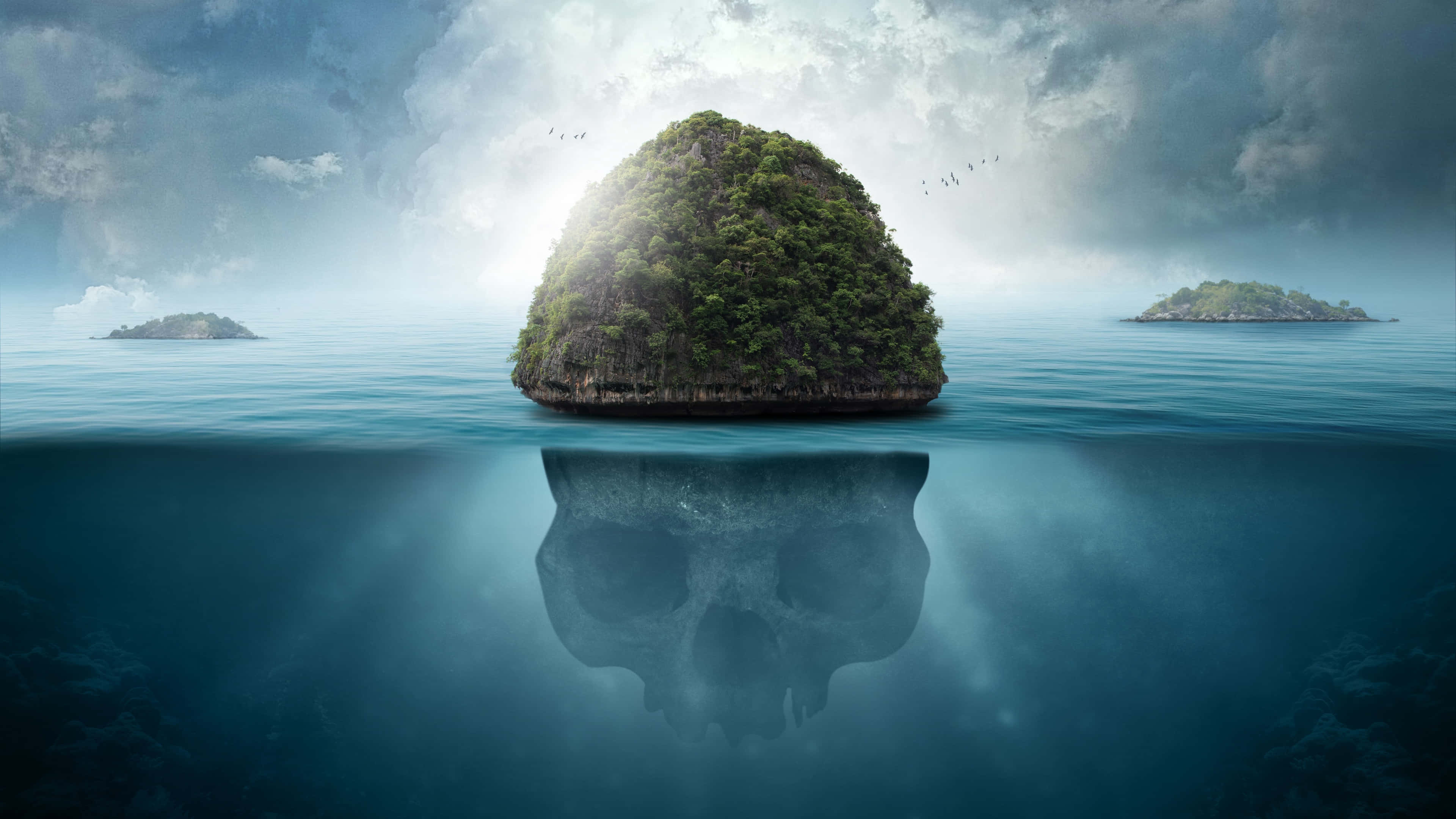 島嶼 桌布 壁紙 — 一個鬱鬱蔥蔥的綠色島嶼漂浮在水面上，下方有一個頭骨形狀的倒影，天空多雲。