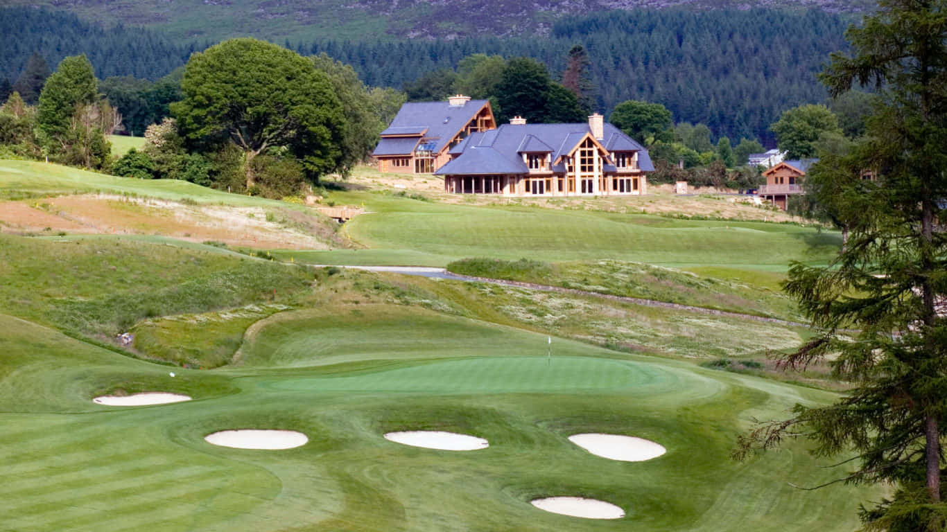 1366x768 Golf Course 桌布 壁紙 — 一個鬱鬱蔥蔥的高爾夫球場，沙坑蜿蜒穿過起伏的丘陵，通向一座坐落在茂密森林中的大型木屋。