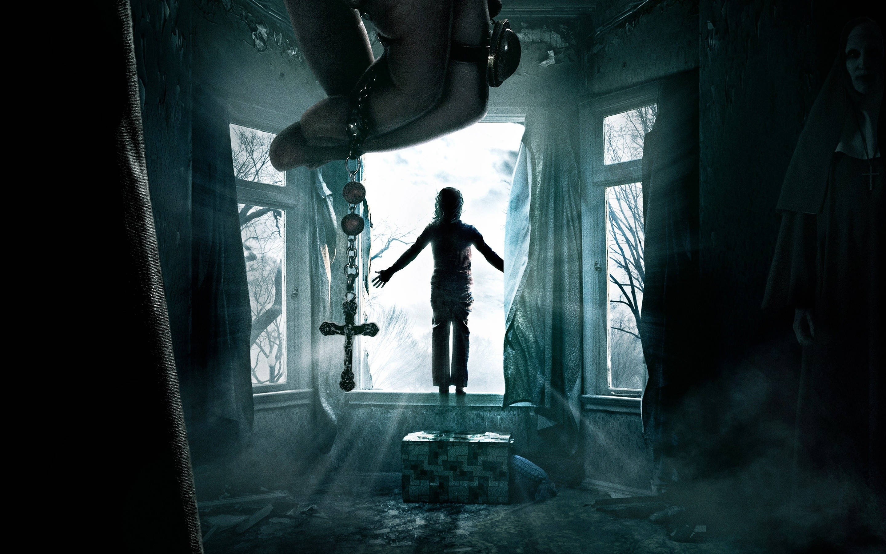Horror Movie Collage 桌布 壁紙 — 一個鬼影站在破爛的房間中，一隻手在頭頂舉著玫瑰經，透過破碎的窗戶投射出詭異的光芒。