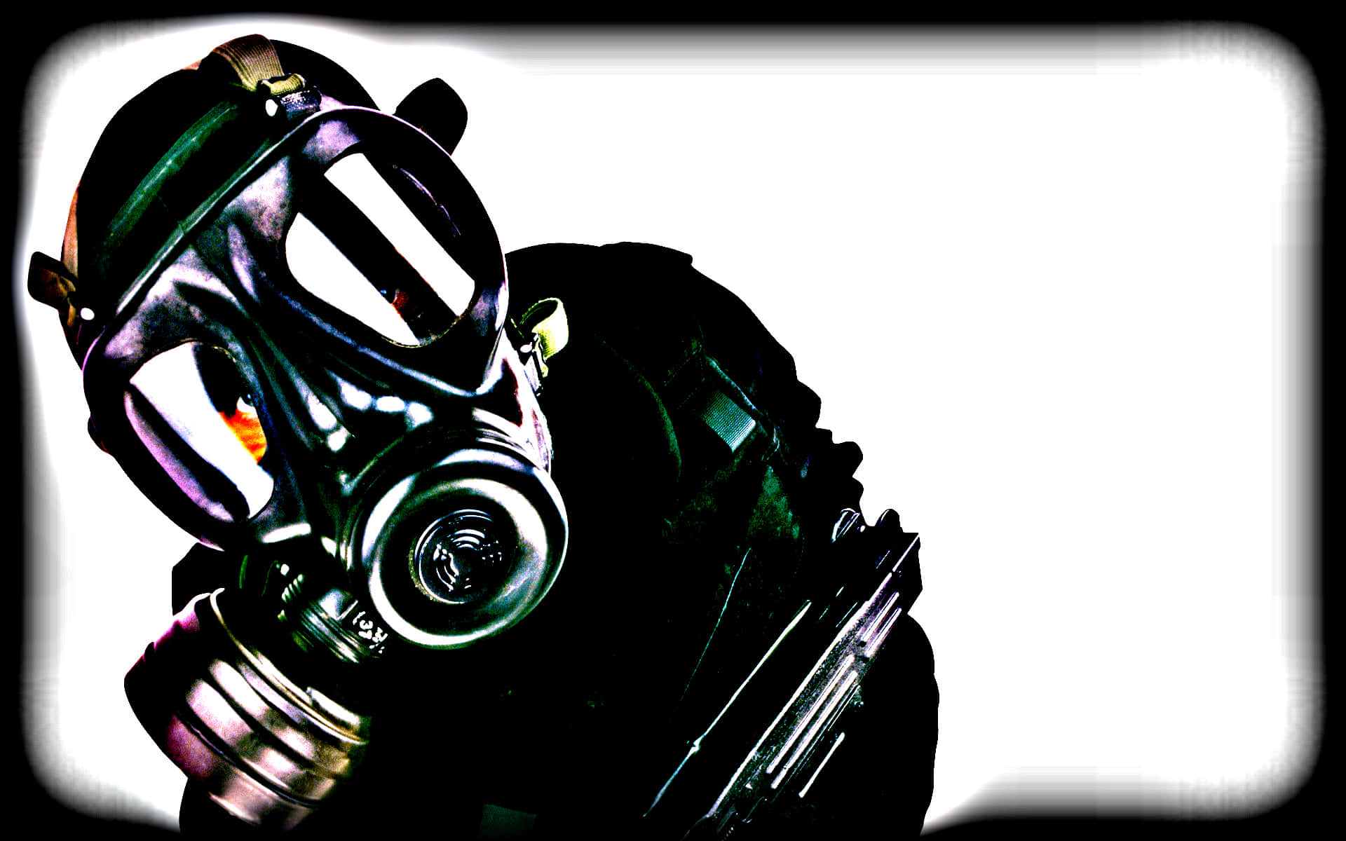 Horror Masks 桌布 壁紙 — 一個鮮明的特寫鏡頭，展示了一個復古防毒面具，帶有發光的橙色眼睛，背景是明亮的白色。